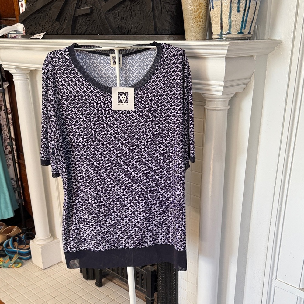 Anne Klein flowy knit top in navy and white. NWT‎ . Retail 59